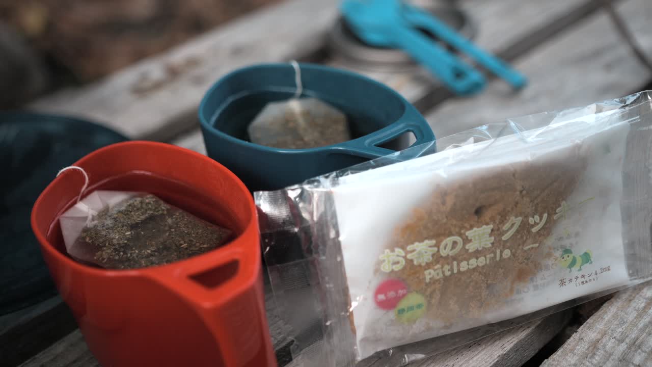 자연, 야외, 캠핑에서 쿠키와 티타임