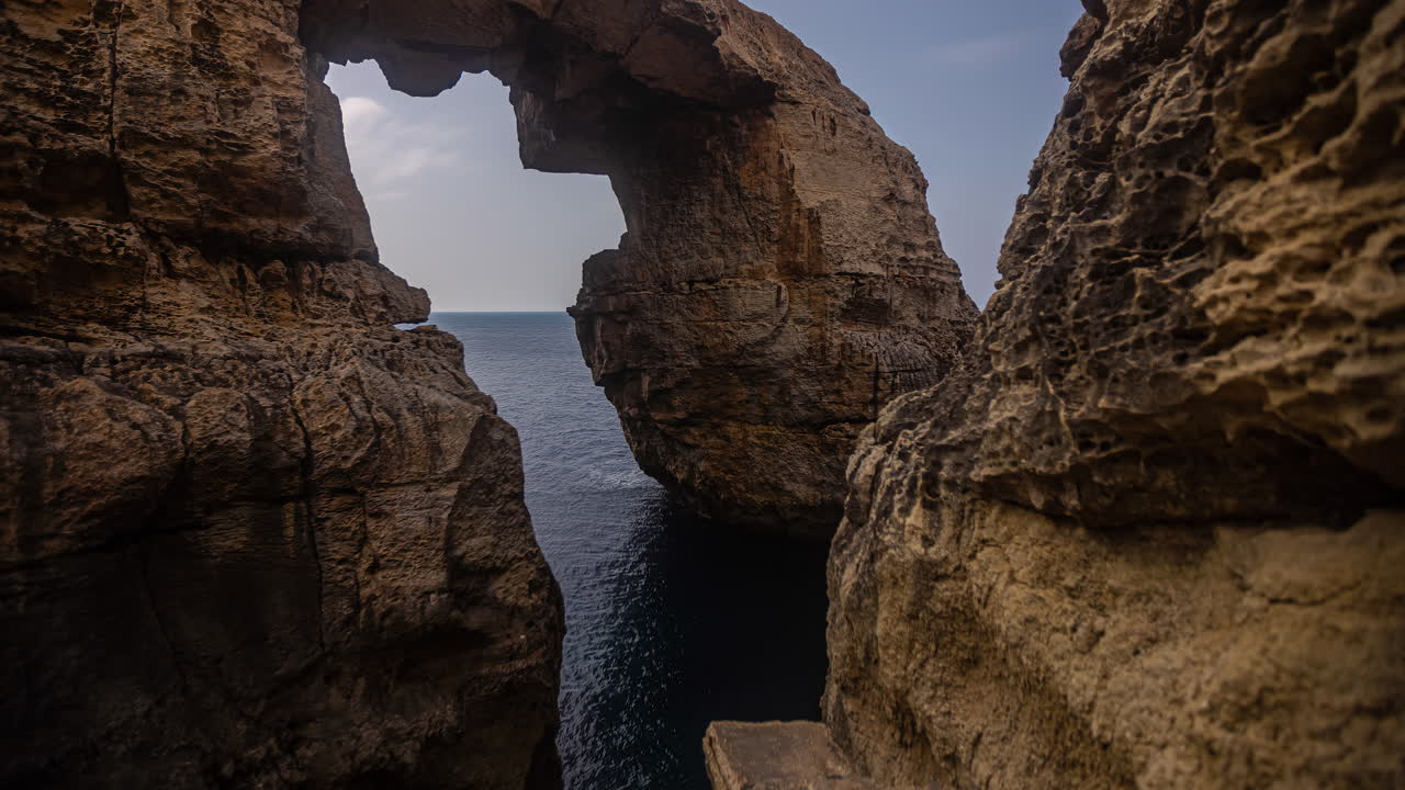 pared azul y cueva punto de vista cuevas marinas de la erosión en la piedra caliza a lo largo de la costa de malta - lapso de tiempo