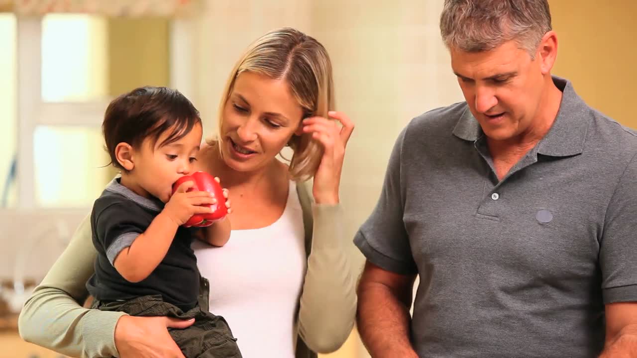 달 ⁇ 한 고추를 먹는 귀여운 작은 소년