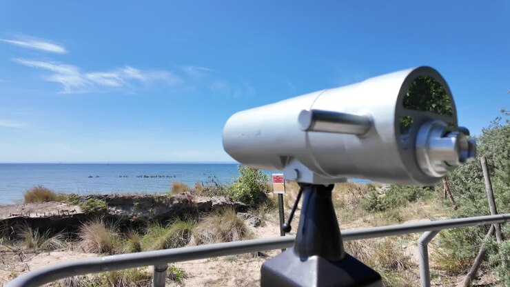Binocolo sulla spiaggia per osservare il Mar Baltico