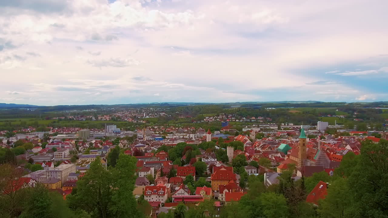 vista panorámica de ravensburg y weingarten durante el día, baden-wurttemberg, alta suabia, alemania - vista desde el castillo de veitsburg sobre el casco antiguo