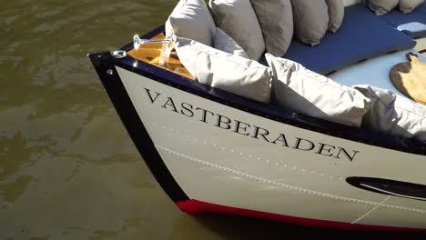 Canal-River-With-Vastberaden-Passenger-Boat-In-Amsterdam,-Netherlands