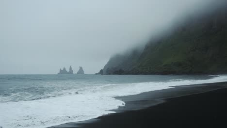 Filmischer-Schwarzer-Sandstrand-In-Vik,-Island