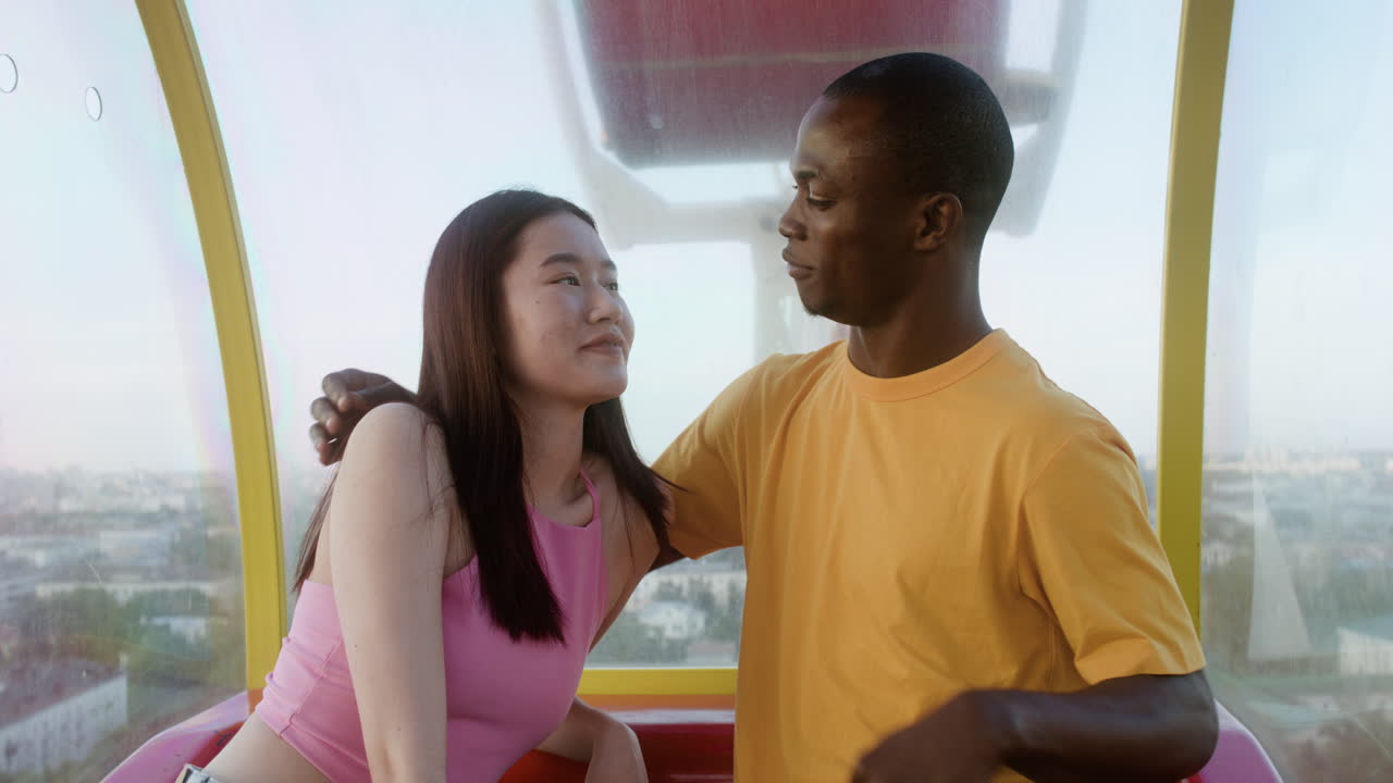 즐거운 시간을 보내는 커플