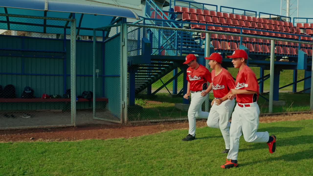 Giocatori di baseball che si allenano sul campo
