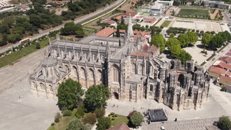 Filmische-Vogelperspektive-Mit-Blick-Auf-Die-Vorderfassade-Des-Historischen-Gotischen-Klosters-Batalha