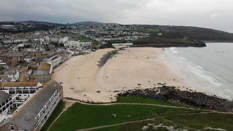 Luftaufnahme-Nach-Vorne-Von-Porthmeor-Beach-Und-Der-Stadt-St.-Ives-In-Cornwall,-England