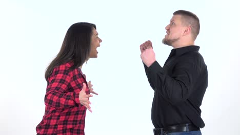 pareja discutiendo
