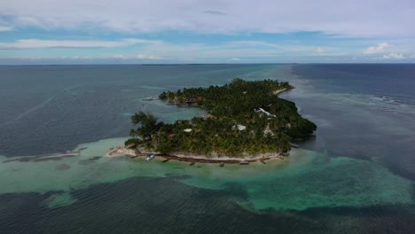 Escápese-A-Un-Paraíso-Privado-Dentro-De-La-Barrera-De-Coral-De-Belice,-Donde-Las-Aguas-Azules-Se-Encuentran-Con-Costas-Prístinas-En-Su-Exclusivo-Refugio-En-La-Isla.