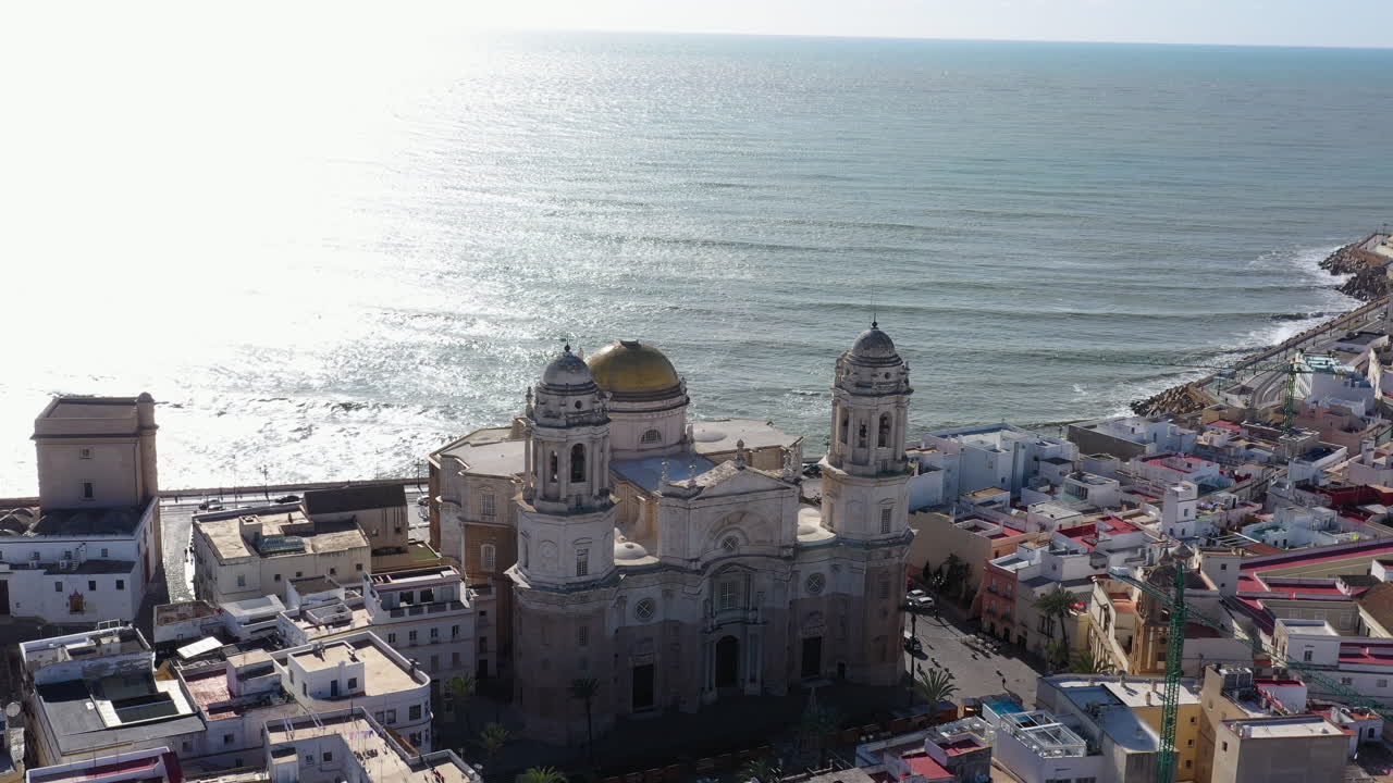 cádiz ciudad andaluza españa foto aérea día soleado catedral con océano