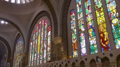 elegante interior de la iglesia sainte-odile con amplias vidrieras multicolores