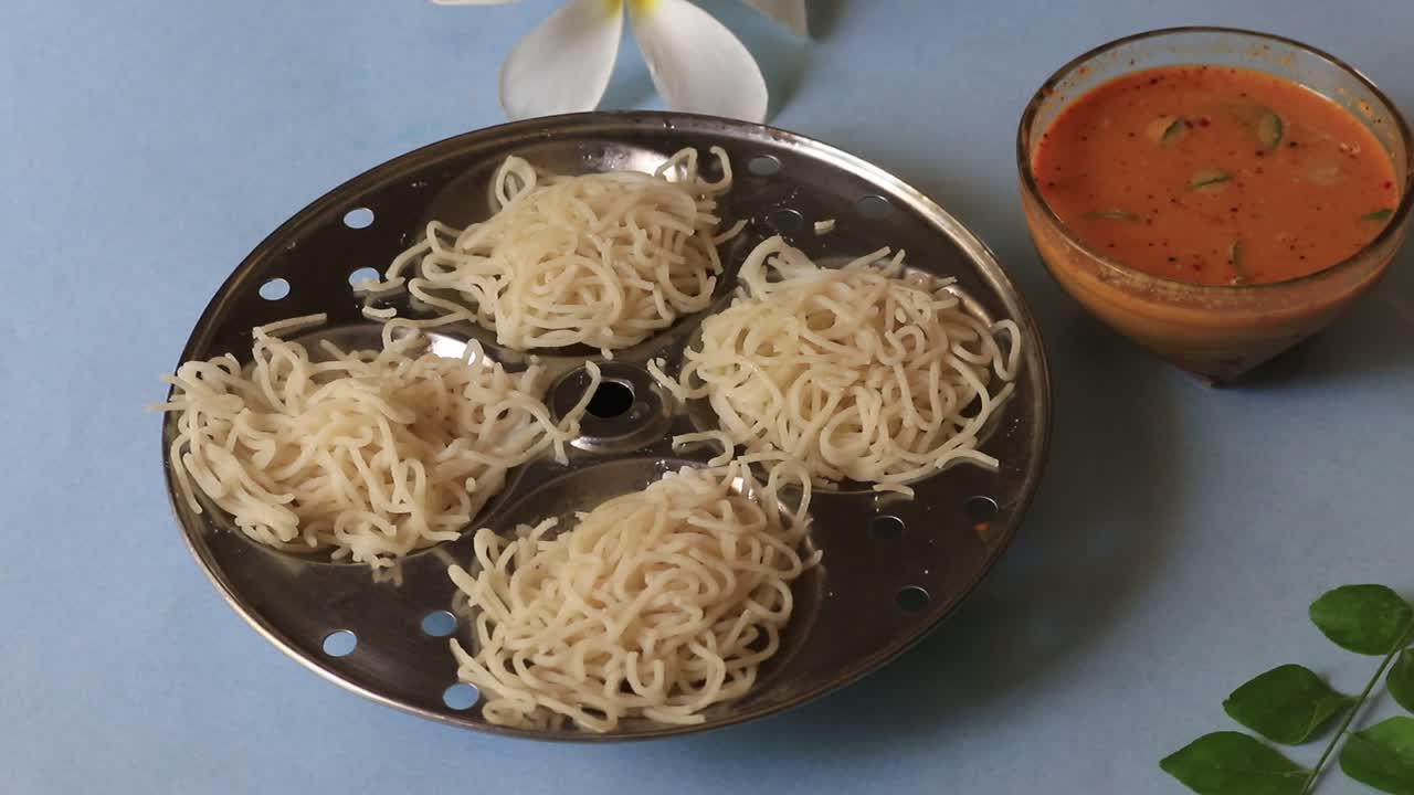 noolappam-idiyappam-fideos de arroz, popular plato tradicional de desayuno de kerala cocinado al vapor con curry caliente y picante de garbanzos y lentejas en hoja de plátano, alappuzha, india