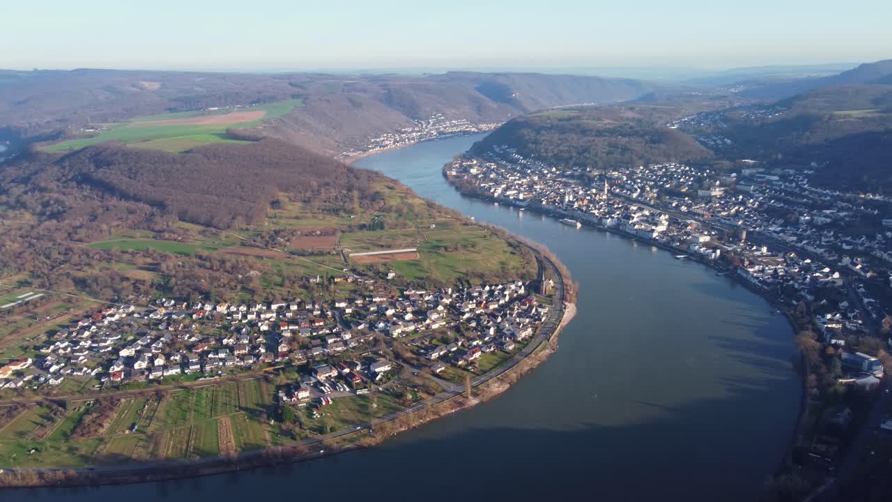 라인 강의 그레이트 루프 (great loop) 를 따라 독일 마을의 공중 풍경 (boppard)