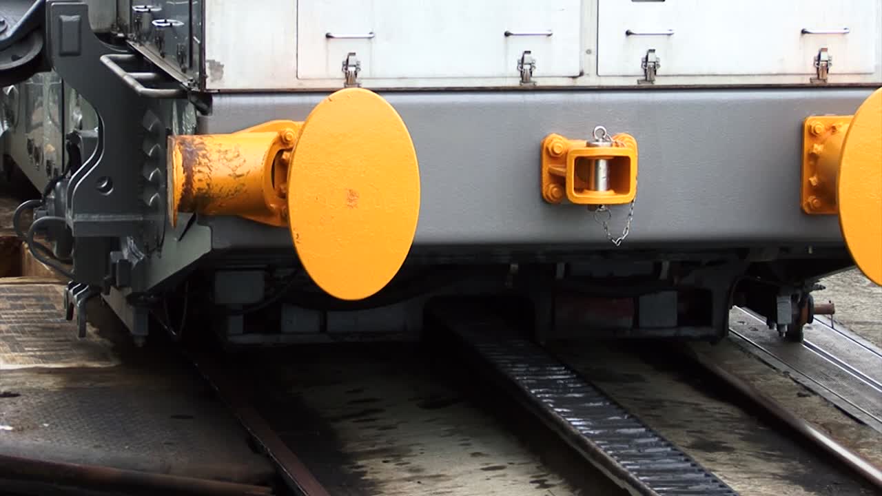 primer plano de una locomotora tirando lentamente del barco en las esclusas de gatún, canal de panamá