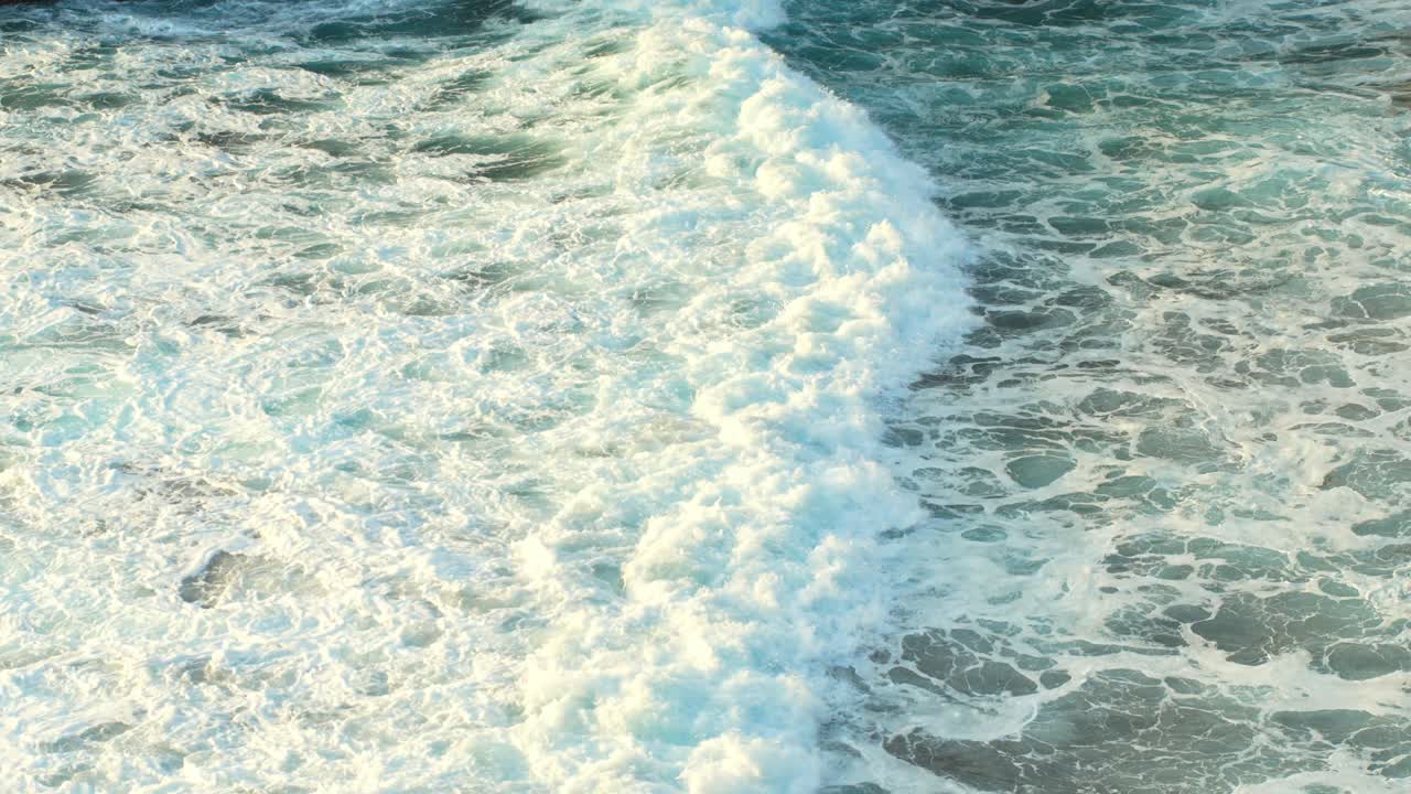 큰 파도가 바위에 부 ⁇ 히고, 카나리아 제도, 테네리페, 로스 기간스, 스페인