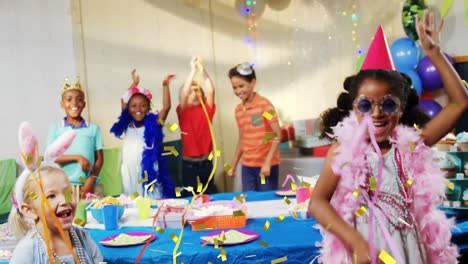 animación de confeti cayendo sobre diversos niños bailando en una fiesta de cumpleaños