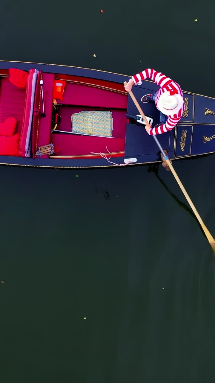 Gondola tradizionale sul fiume. Splendida vista del fiume cittadino con gondola