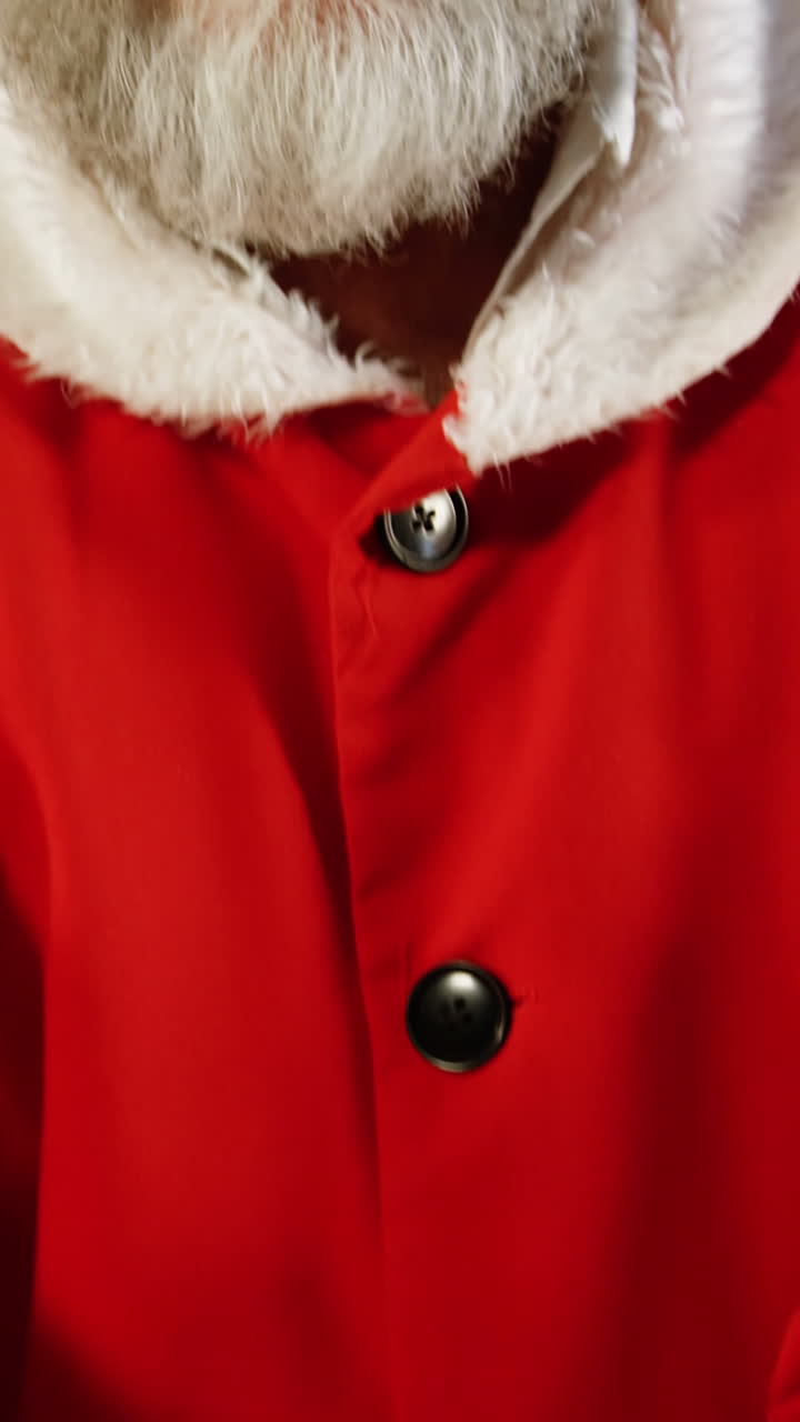 선물 상자를 들고 있는 산타클로스