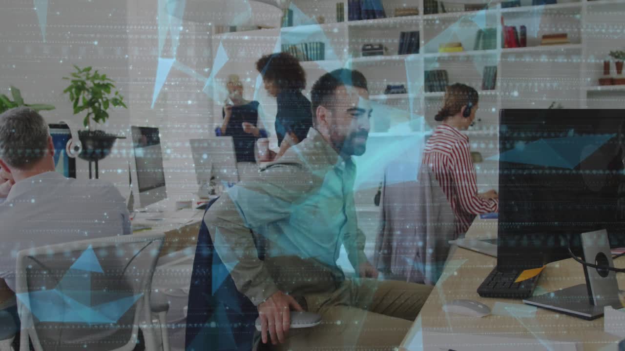 animación de partículas y formas geométricas sobre un hombre caucásico trabajando en una computadora portátil en la oficina.