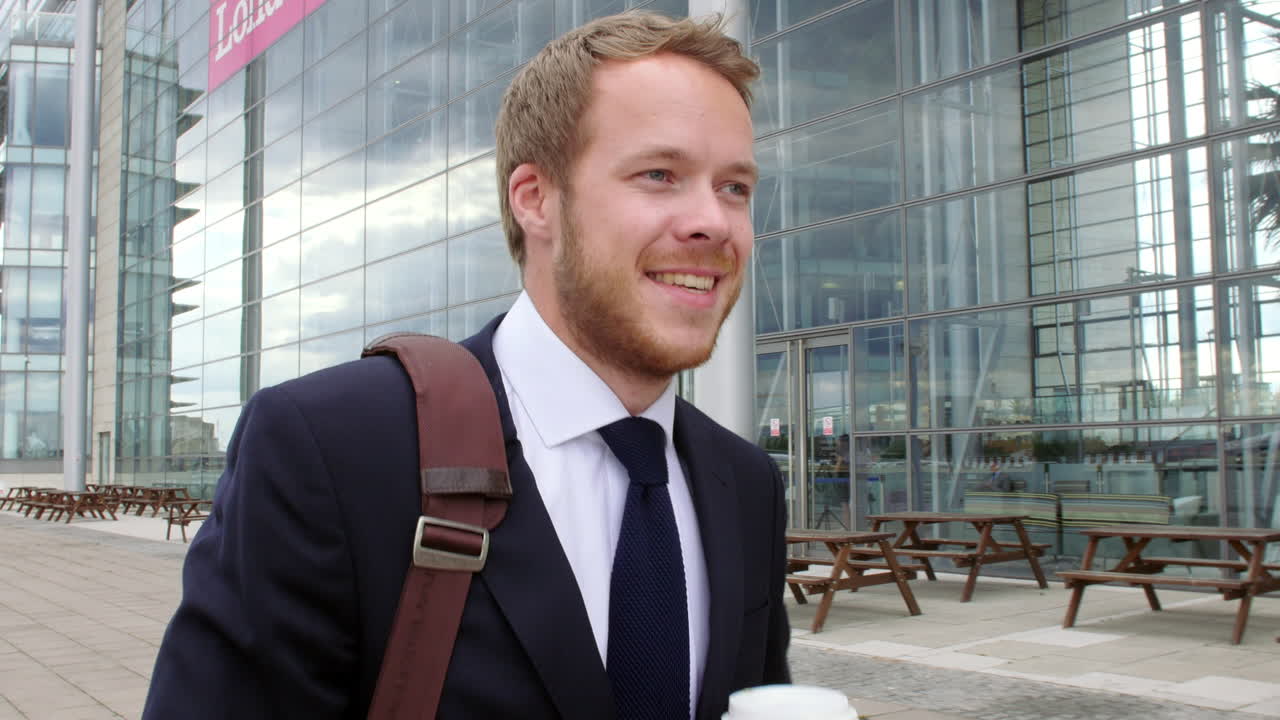 ビジネスのロビーを歩いてクライアントに挨 ⁇ する,ポブショット