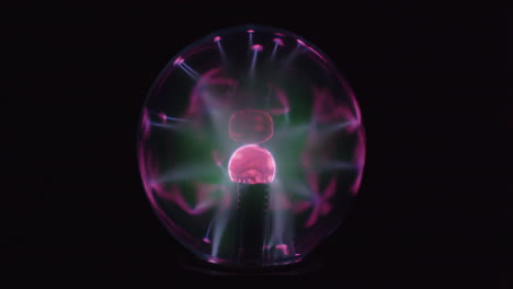 este es un video en primer plano de un globo de plasma corriendo con un fondo negro