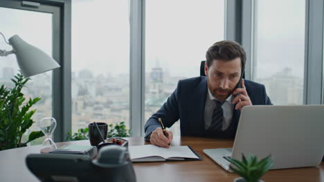 Vielbeschäftigter-Händler,-Der-Am-Telefon-Spricht,-Macht-Sich-Sorgen-Um-Gewinneinbußen-In-Einem-Luxusbüro,-Nahaufnahme.