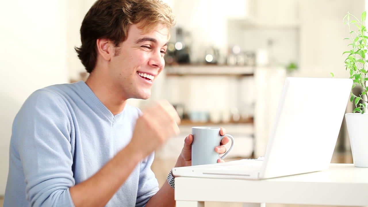 노트북 컴퓨터 를 사용하는 행복 한 사람