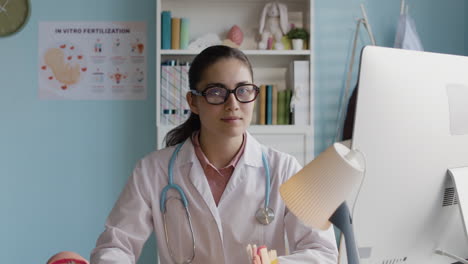 médico en el consultorio