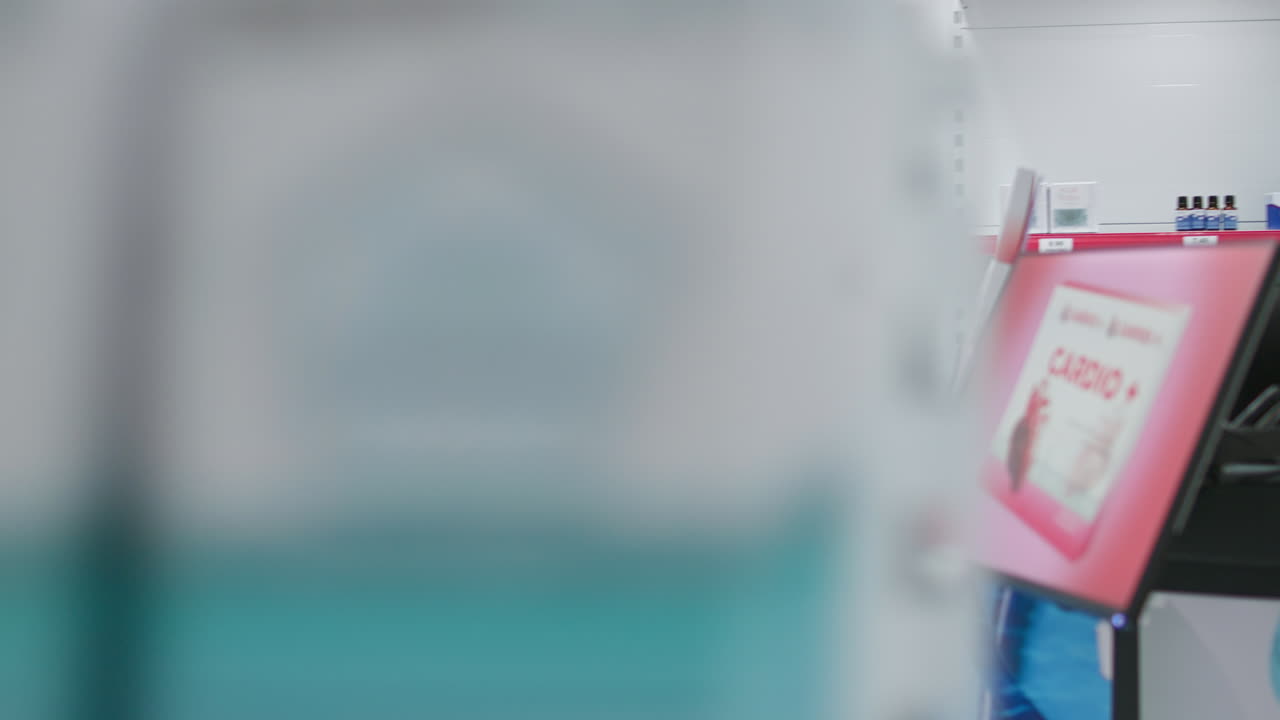 farmacia con medicamentos y pastillas nutricionales para la venta