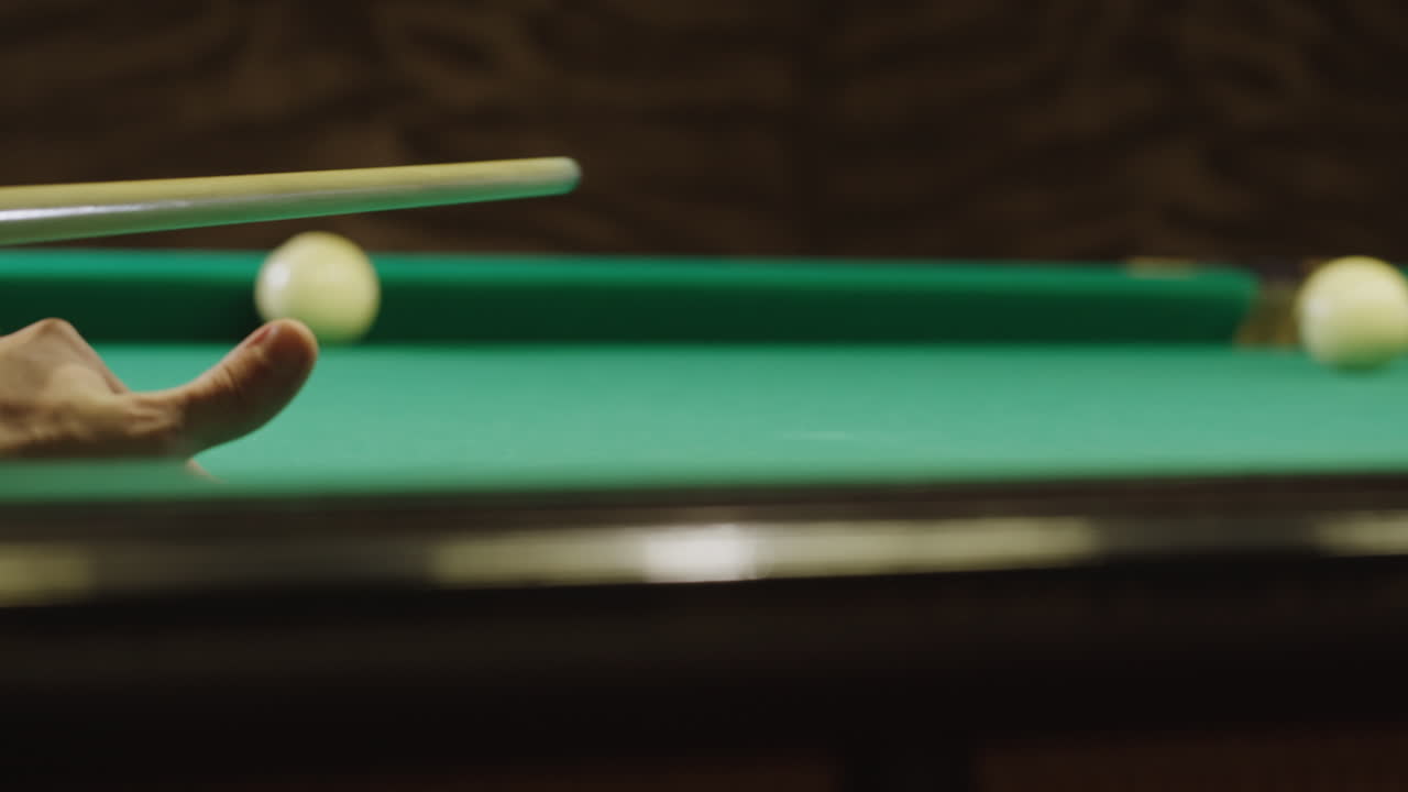 Jugando al billar. Bolas de billar blancas en primer plano sobre una mesa de billar verde, listas para empezar a jugar. Juego ruso, pirámide rusa. Bolas de billar con números en una mesa de billar. Deporte de equipo de billar. Metraje 4K de alta calidad.