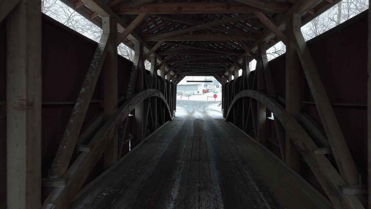 drone volando a través de un puente cubierto en el condado de lancaster, pensilvania
