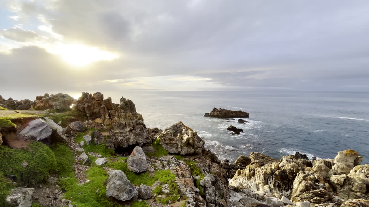 Vista costiera frastagliata e scenografica all'alba sull'oceano e Walker Bay a Hermanus.