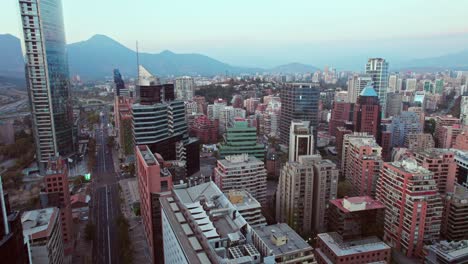 Carro-Aéreo-Lento-Sobre-La-Calle-Principal-En-El-Distrito-Financiero-En-El-Centro-De-Santiago