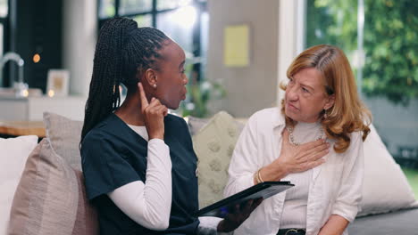 el médico discutiendo temas de salud con el paciente en casa