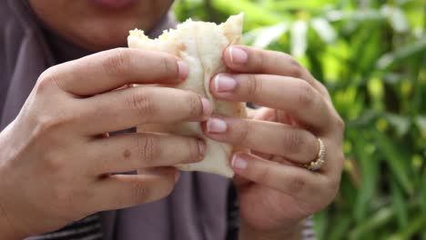 Frauen-Essen-Hühnchen-In-Der-Hand-Im-Freien,