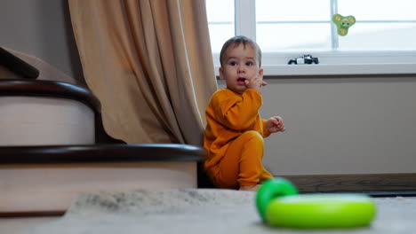 bebé jugando en casa