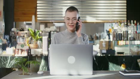mujer trabajando en un café