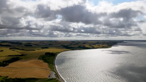 vista aérea de la hermosa isla mors, norte de jutlandia, dinamarca