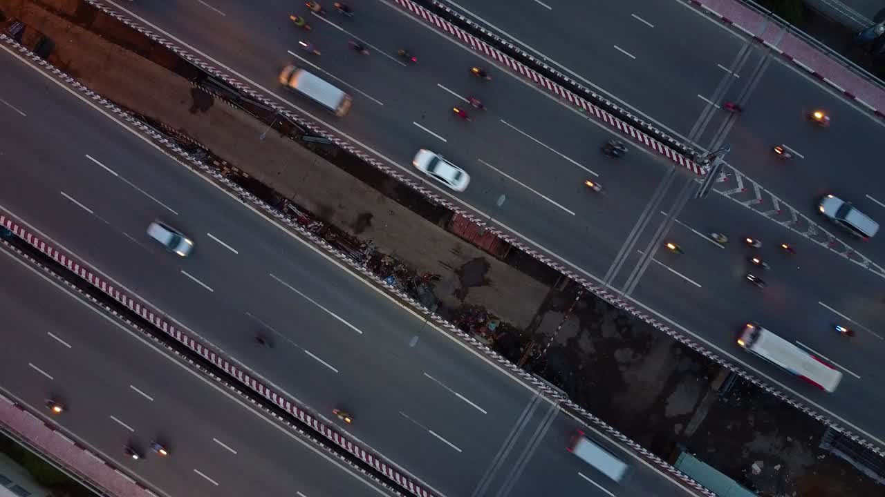 베트남 호치민 시의 고속도로와 빈 로이 다리의 공중 사진