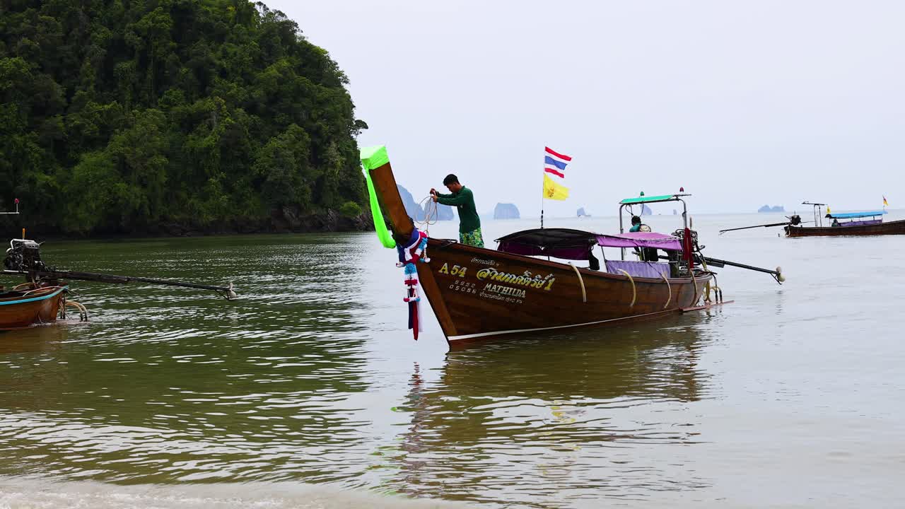 열대 만 에 있는 롱테일 보트