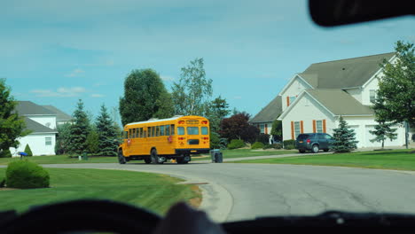 Blick-Aus-Dem-Fenster-Des-Autos,-Das-Nach-Dem-Schulgelben-Schulbus-In-Der-Us-vorstadt-Fährt
