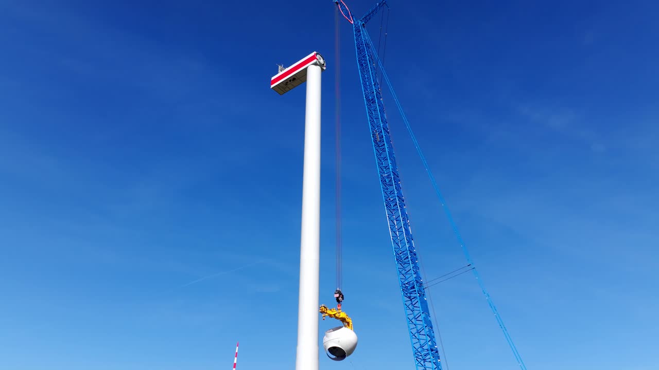 grúa en el sitio de construcción de la turbina eólica durante el día