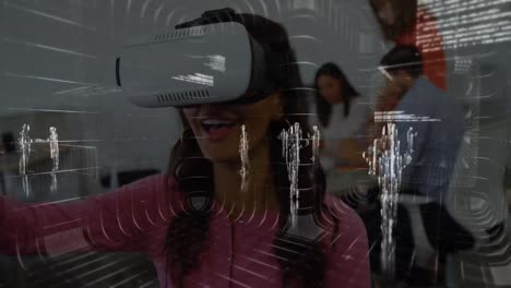 animación del procesamiento de datos sobre una mujer de negocios biracial usando auriculares vr