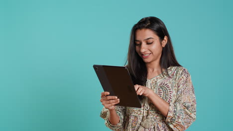 Mujer-Sonriente-Agregando-Método-De-Pago-En-El-Sitio-Web-De-Compras-Usando-Tableta