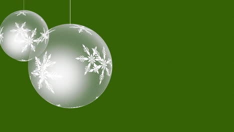 primer plano animado movimiento bolas blancas y copos de nieve sobre fondo verde