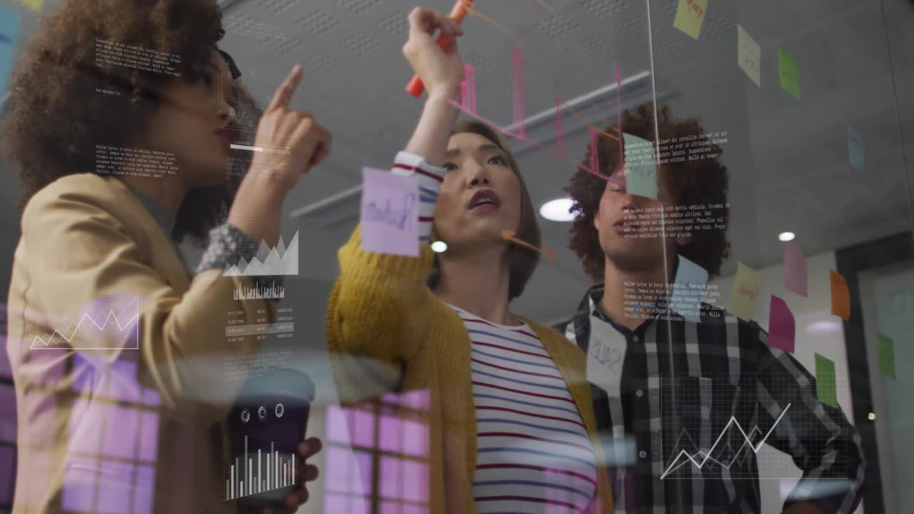 animación del procesamiento de datos financieros sobre diversas personas de negocios en la oficina