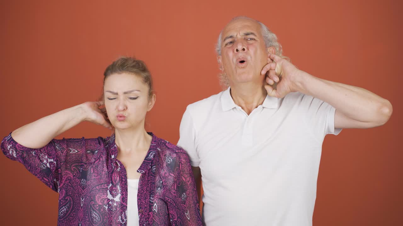 pareja con picazón en las orejas.