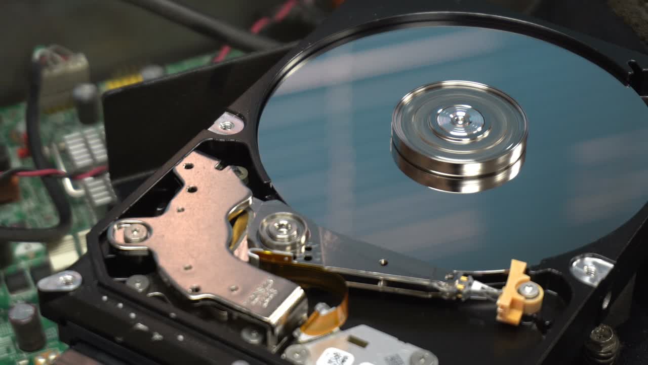 하드 디스크 드라이브의 4k 클로즈업, 데이터 읽기 및 쓰기 및 컴퓨터 pc 또는 서버 및 클라우드 기술에 대한 내부 구조.