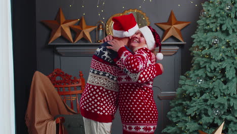 feliz pareja de ancianos de la familia abuela abuela abrazando en la habitación de la casa decorada de navidad