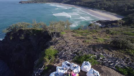 dos mujeres sentadas en un mirador panorámico con vistas a alejandría